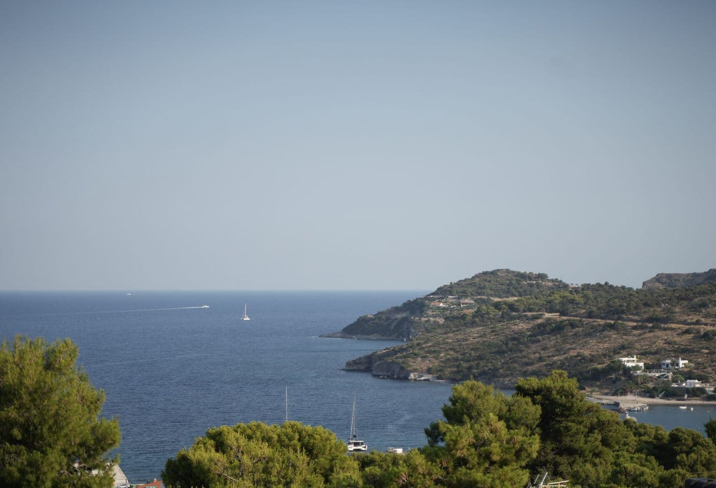 Η θέα στον κόλπο της Αγίας Μαρίνας από το Phi